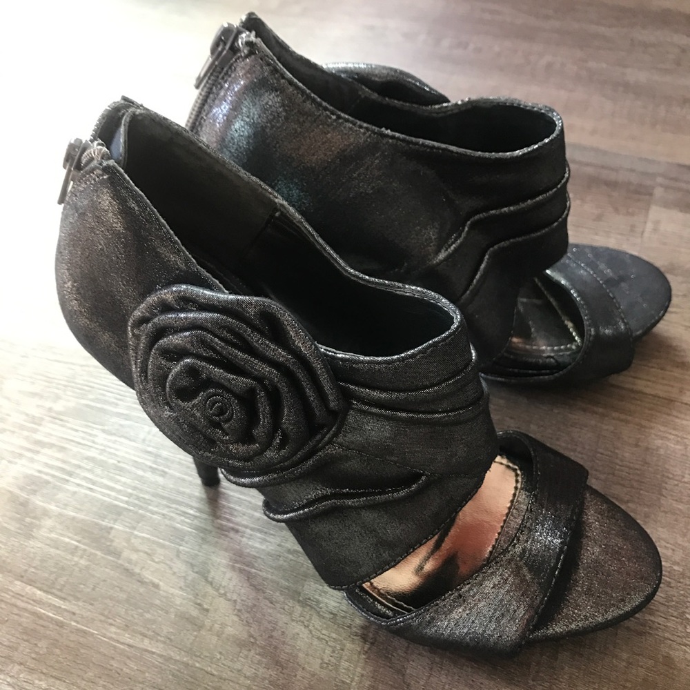 METALLIC HEEL WITH FLOWER ACCENT